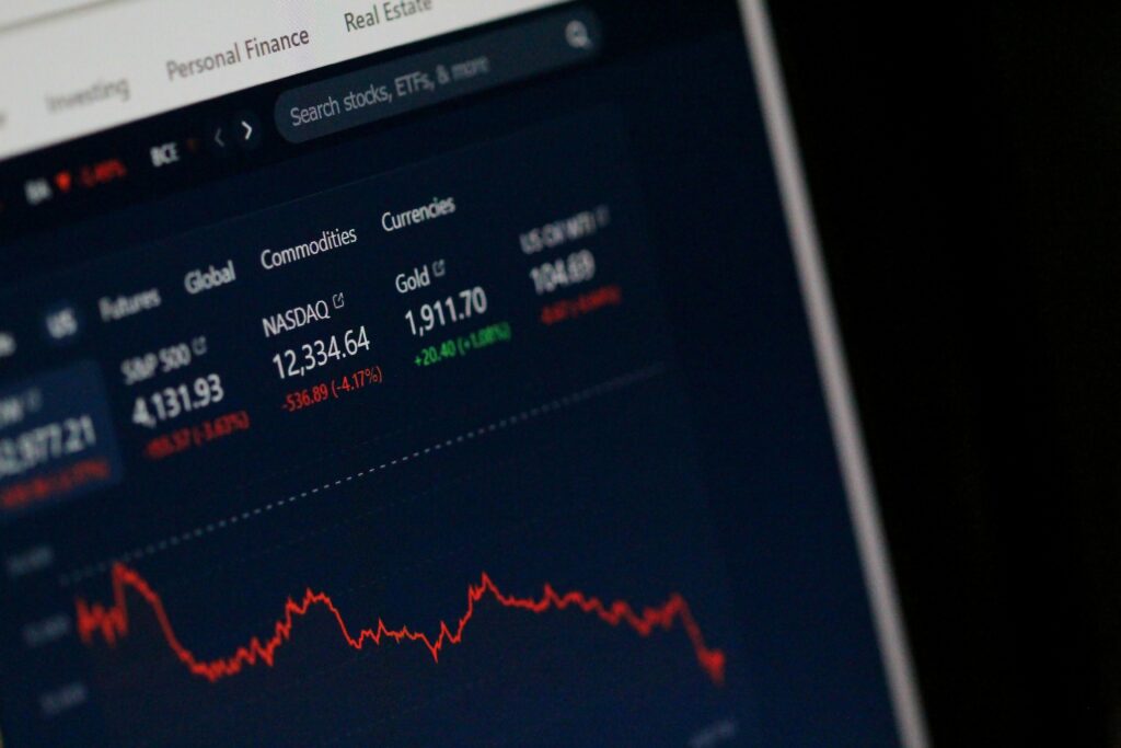 S&P 500 vs MSCI World: ¿Cuál elegir en 2026? Guía completa para invertir con éxito